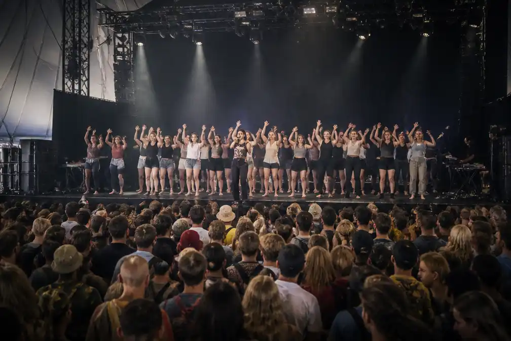 Eefje de Visser danst met festivalbezoekers tijdens Lowlands-optreden