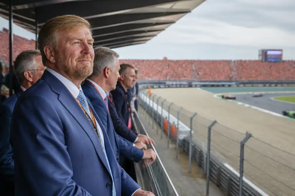 Koning Willem-Alexander geniet van laatste Dutch Grand Prix ondanks crash Verstappen