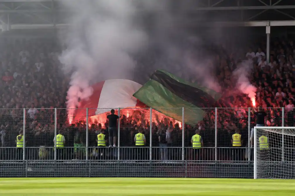 Feyenoord-supporters steken fakkels af bij Cambuur; hoe ze binnenkwamen is onduidelijk