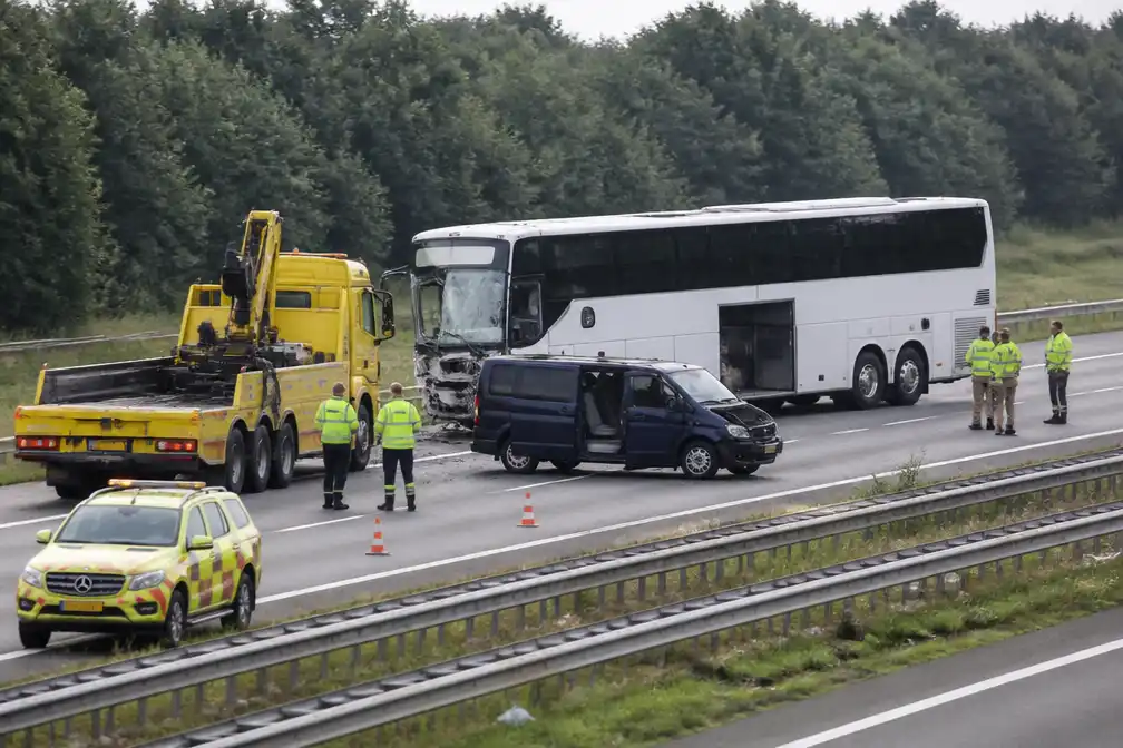 A28 bij Wezep weer open na ongeluk met Duitse schoolbus; vijf gewonden nog in ziekenhuis