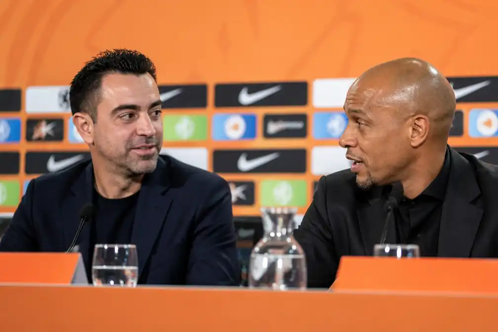 De Jong heet Xavi Hernández welkom in Zeist als Oranje-bondscoach