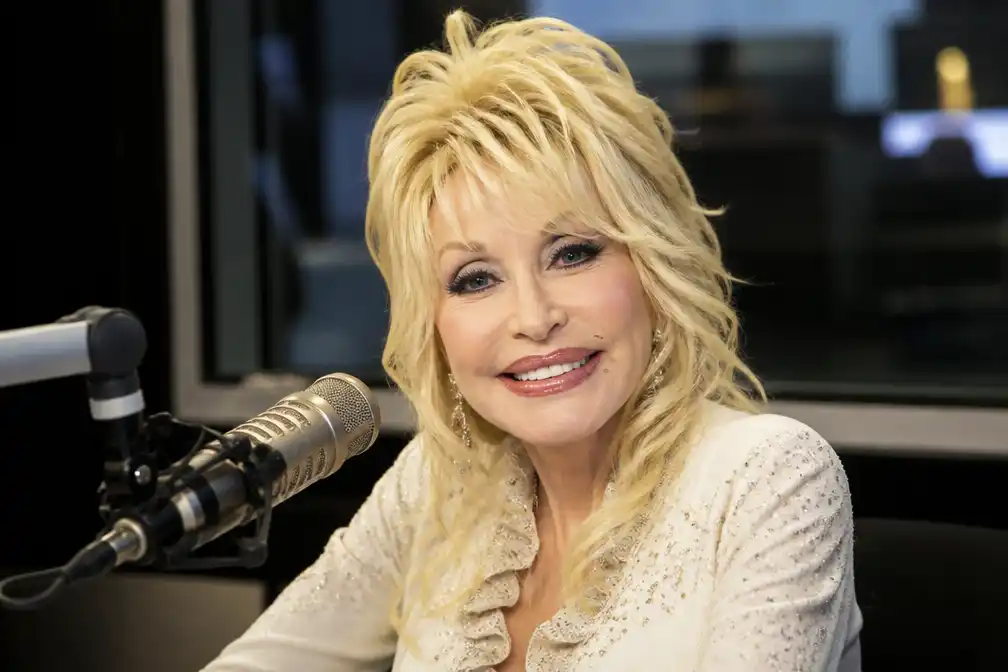 Radio Veronica eert overleden Dolly Parton elk uur met muziek