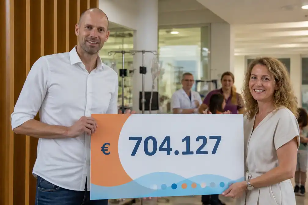 Van der Weijden overhandigt cheque van 704.127 euro aan Prinses Máxima Centrum