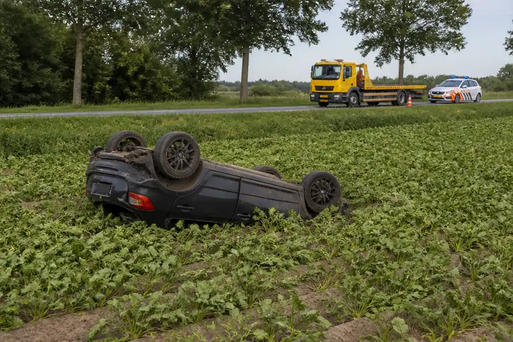Auto belandt op zijn kop in aardappelveld; niemand gewond