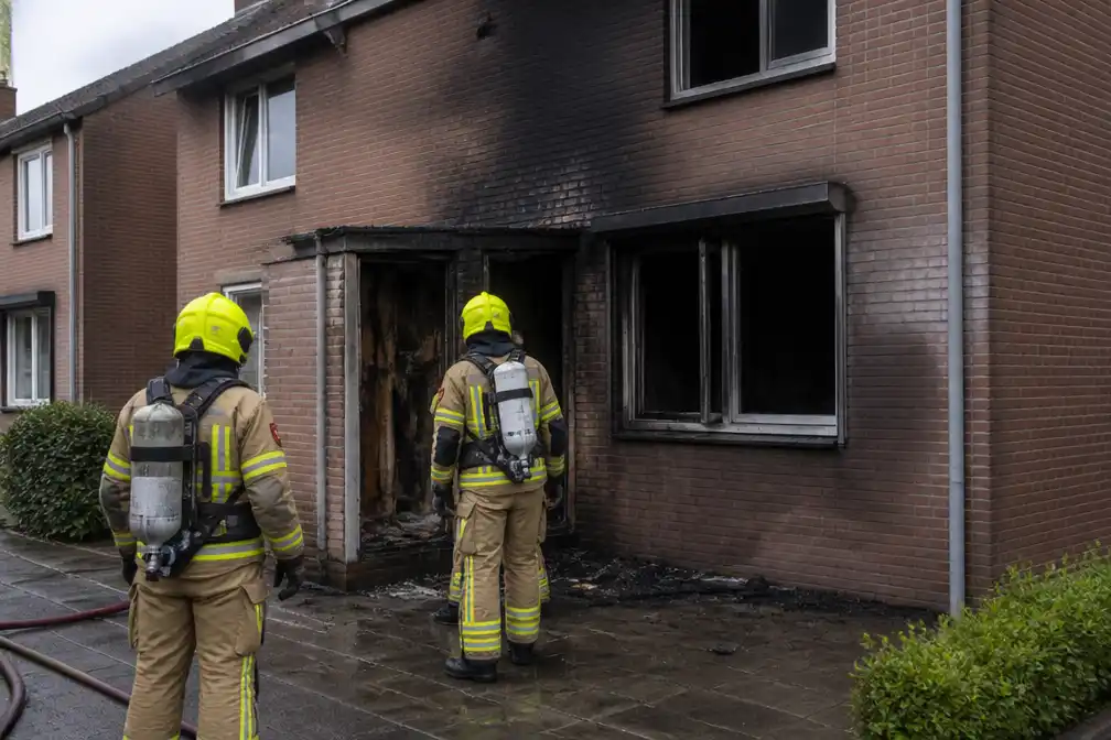 Blikseminslag veroorzaakt woningbrand in Waalwijk; zondag drukkend warm maar droog