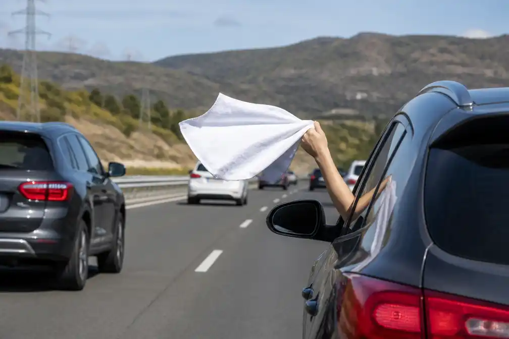 Witte doek uit auto in Spanje is noodsituatie: maak direct ruimte
