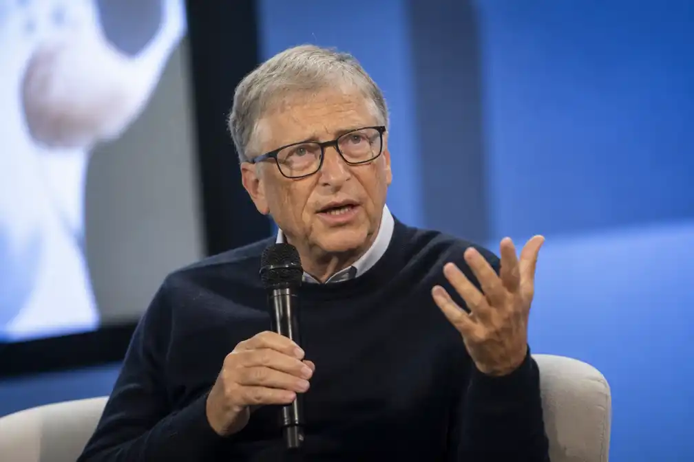 Bill Gates roept op tot mondiaal AI-plan en bescherming van banen