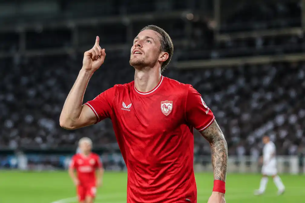Weghorst dankt God na beslissende treffer voor Twente in play-off tegen Qarabag