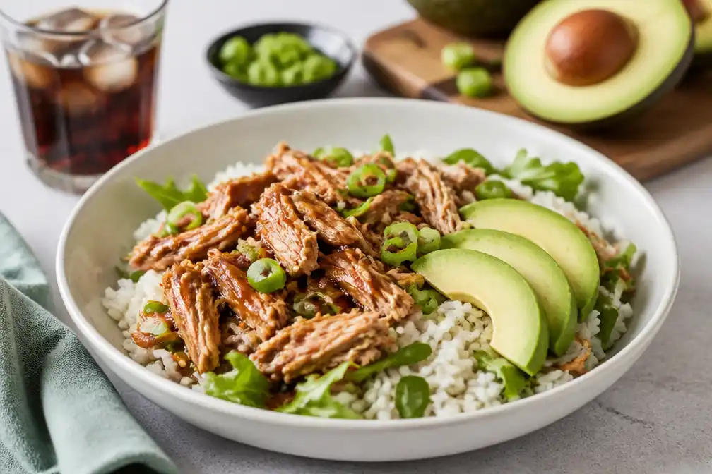 Recept voor rijstsalade met pulled chicken gemarineerd in cola