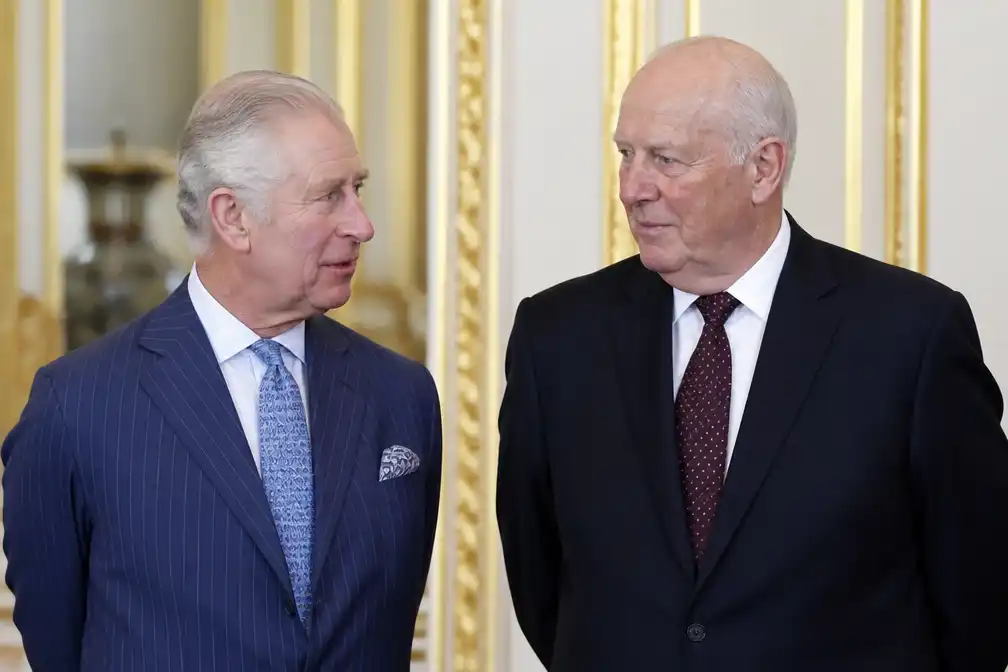 Koning Charles rouwt om 'dierbare neef' koning Harald