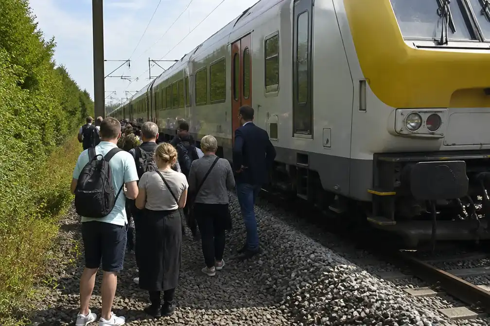 Defecte locomotief laat 150 reizigers vastzitten in Belgische trein aan Franse grens