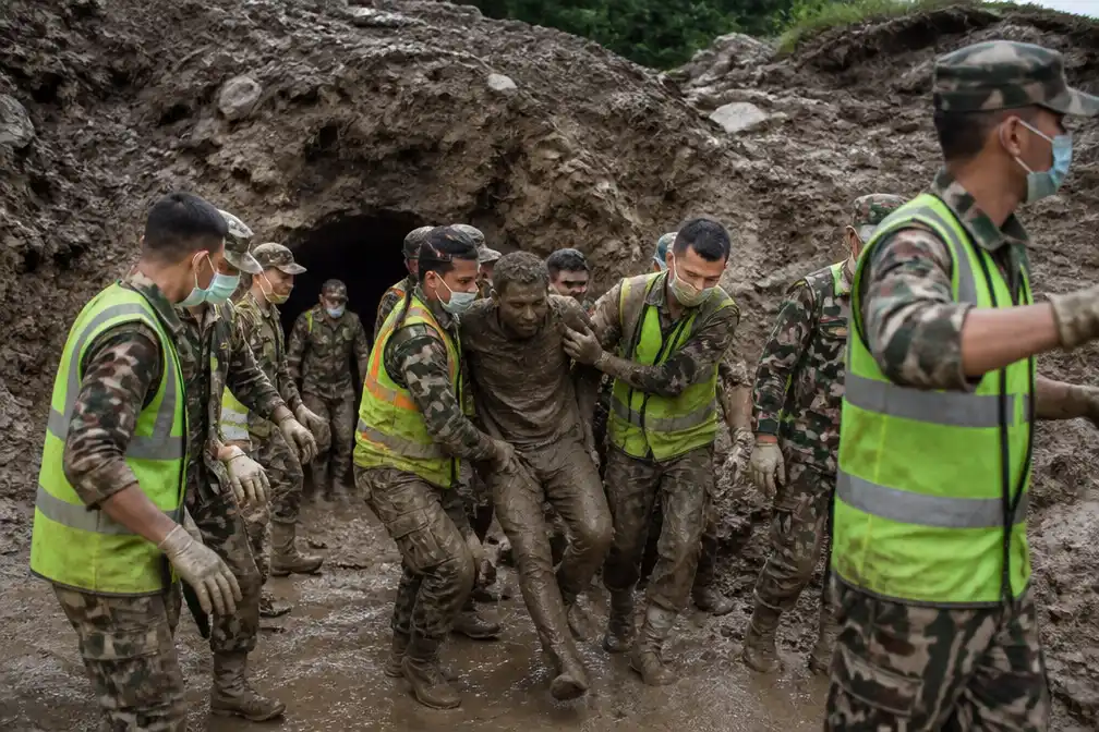 Nepal overstromingen: redders graven door modder en tunnels naar 900 vermisten
