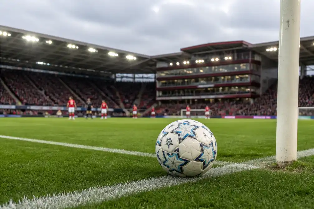 AZ verslaat Go Ahead Eagles met 5-2 en blijft foutloos koploper