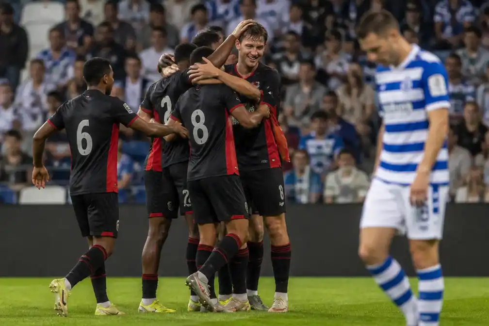 Almere City wint met 4-1 bij De Graafschap en is nu tweede