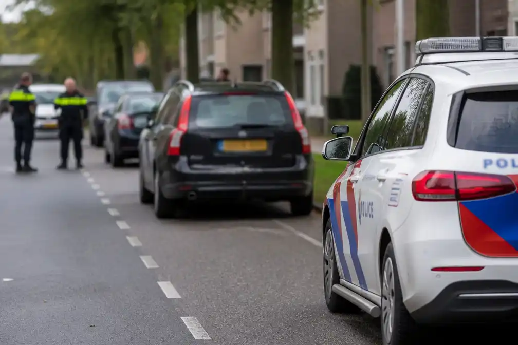 Man (39) zwaargewond na steekpartij na drievoudige botsing in Grave; dader voortvluchtig