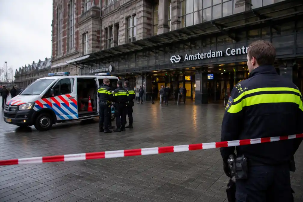 Man (43) uit Naarden verdacht van steekpartij bij Amsterdam CS