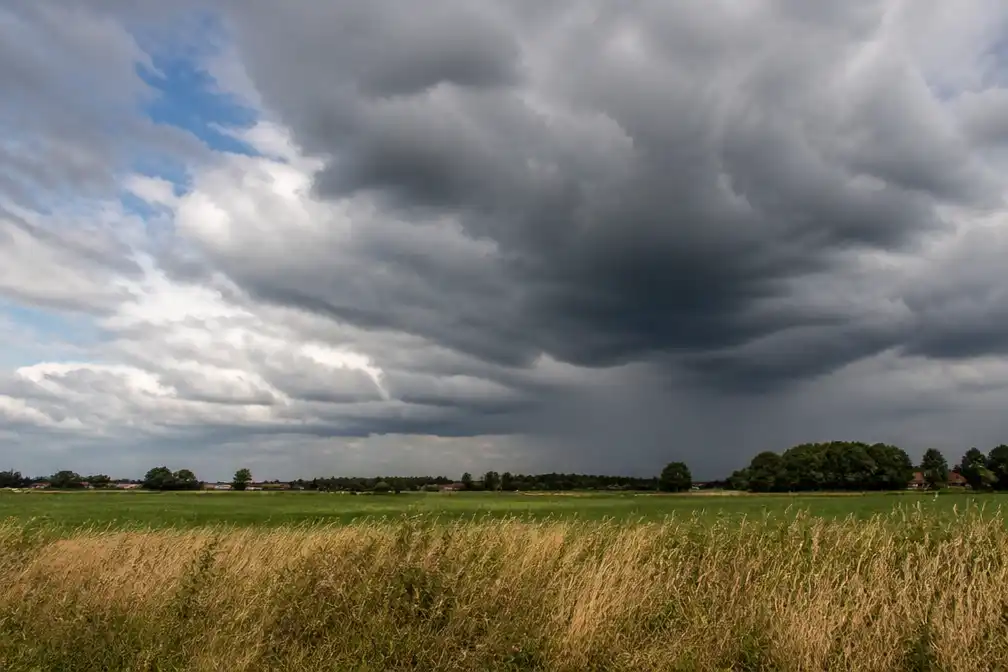 Weerbericht: wisselvallige zondag met kans op onweer vanavond