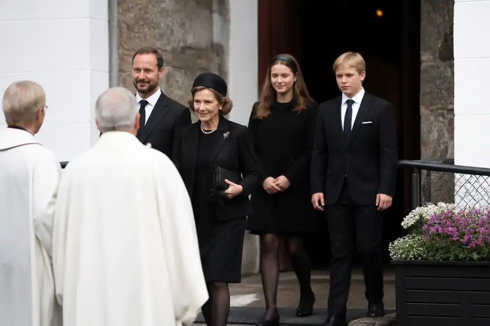 Noorse royals wonen herdenkingsdienst voor koning Harald bij in Asker