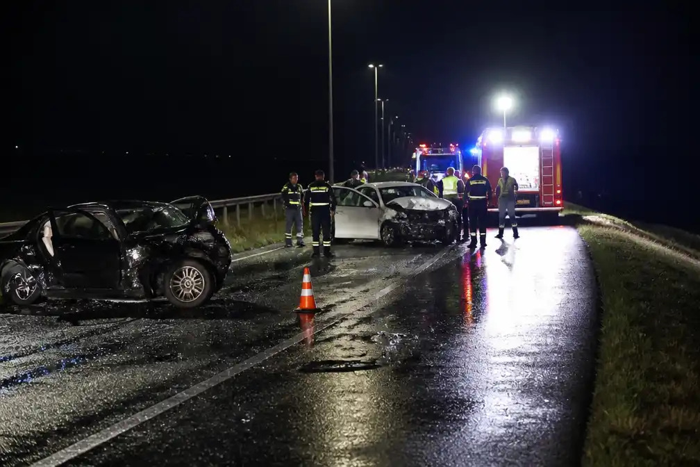 Drie tieners omgekomen bij aanrijding op Markerwaarddijk, vijf gewond