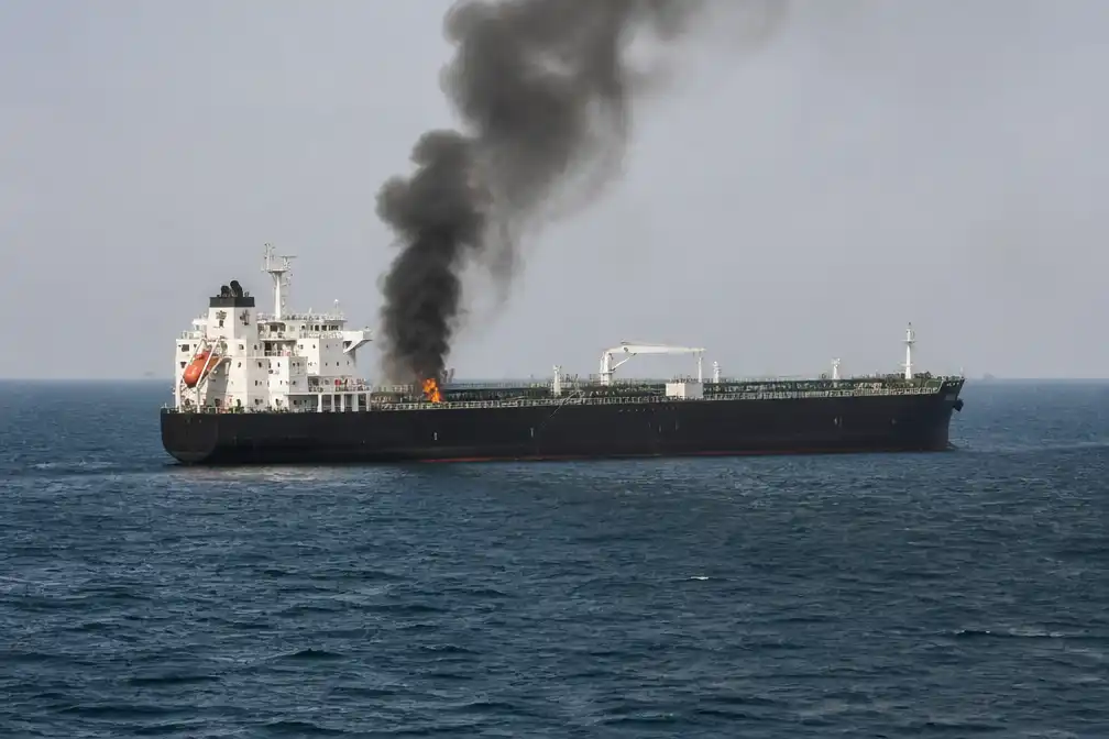 Tanker getroffen door onbekend projectiel in Straat van Hormuz