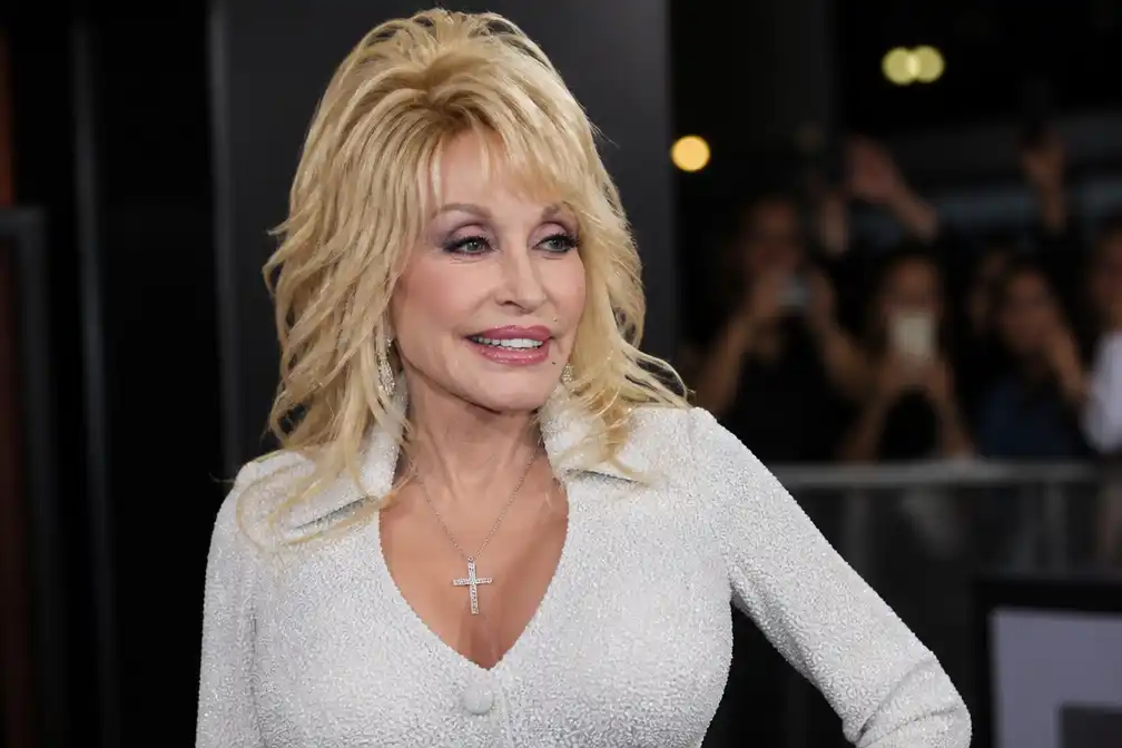 Dolly Parton in intieme kring begraven, nichtje bevestigt; '9 to 5' op weg naar nummer 1