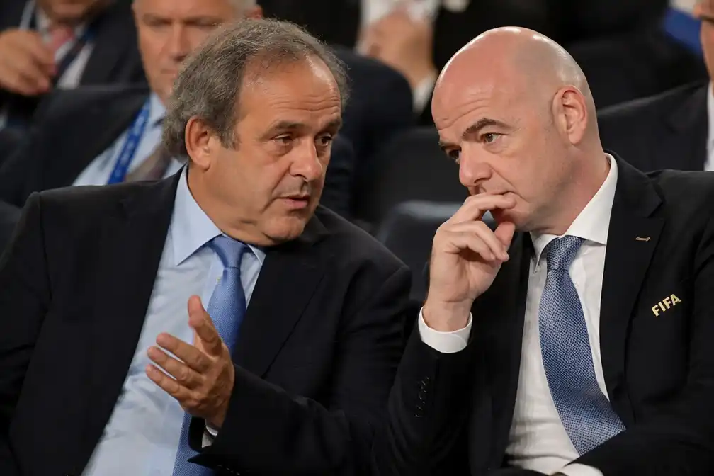 Platini roept op tot vertrek FIFA-voorzitter Infantino: 'Hij heeft gefaald'