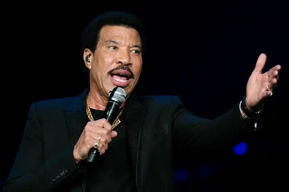 Lionel Richie naar ziekenhuis na onwelwording tijdens concert in St. Louis