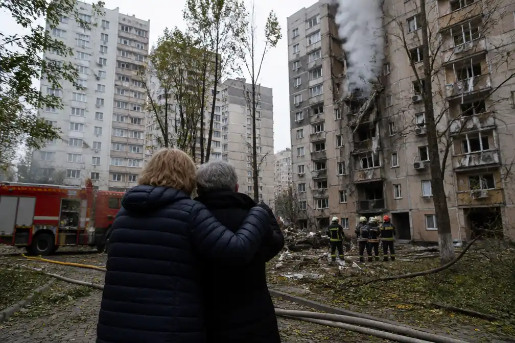 Russische aanvallen op Kyiv doden en verwonden tientallen mensen