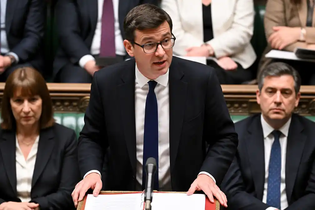 Burnham spreekt Lagerhuis voor het eerst toe als premier