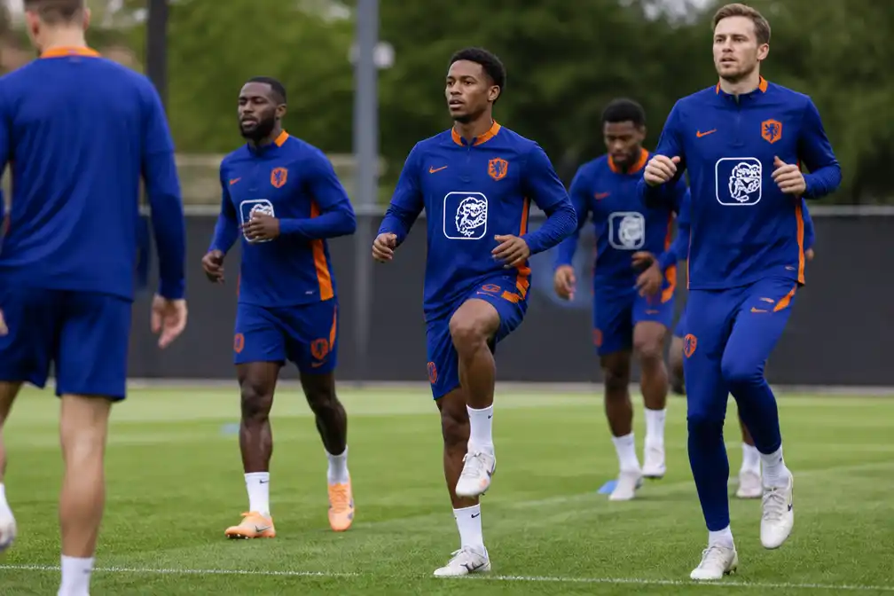 Quinten Timber hervat training bij Oranje na hersenschudding