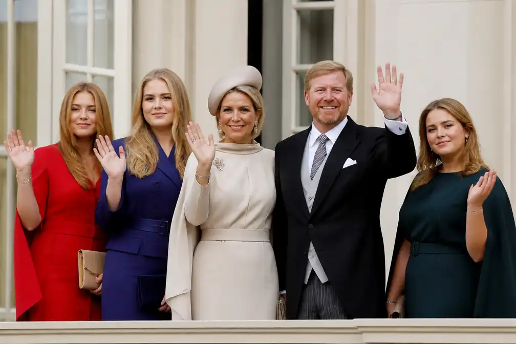 Koning en koningin met alle dochters naar Prinsjesdag