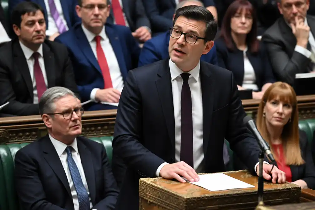 Burnham eert vertrokken Starmer in eerste speech als premier