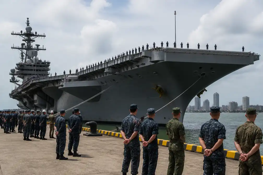 USS Abraham Lincoln meerde aan bij Thais Pattaya na recordlange 250 dagen op zee