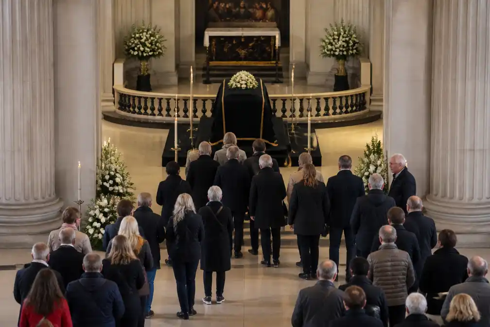 4.000 eerbetonen op eerste dag afscheid van Noorse koning Harald