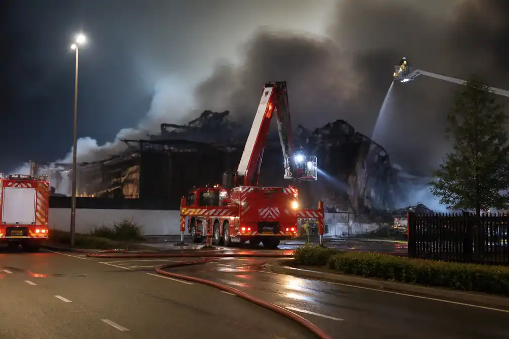 Zeer grote brand verwoest bedrijfspand in Den Hoorn, A4 afgesloten door rook