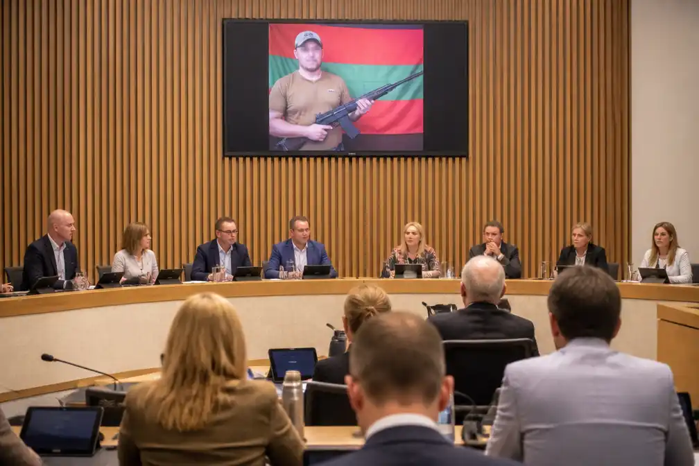 Oldebroekse wethouder houdt post na kalasjnikov-foto, krijgt waarschuwing