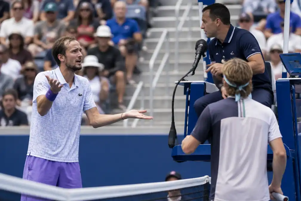 Medvedev woest nadat vogels op net US Open-punt doen overspelen