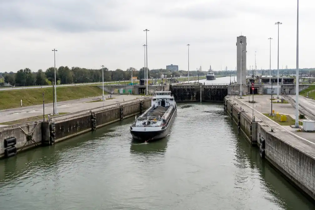 Noordzeesluizen Terneuzen weer open, diepgangbeperking Kanaal Gent-Terneuzen blijft