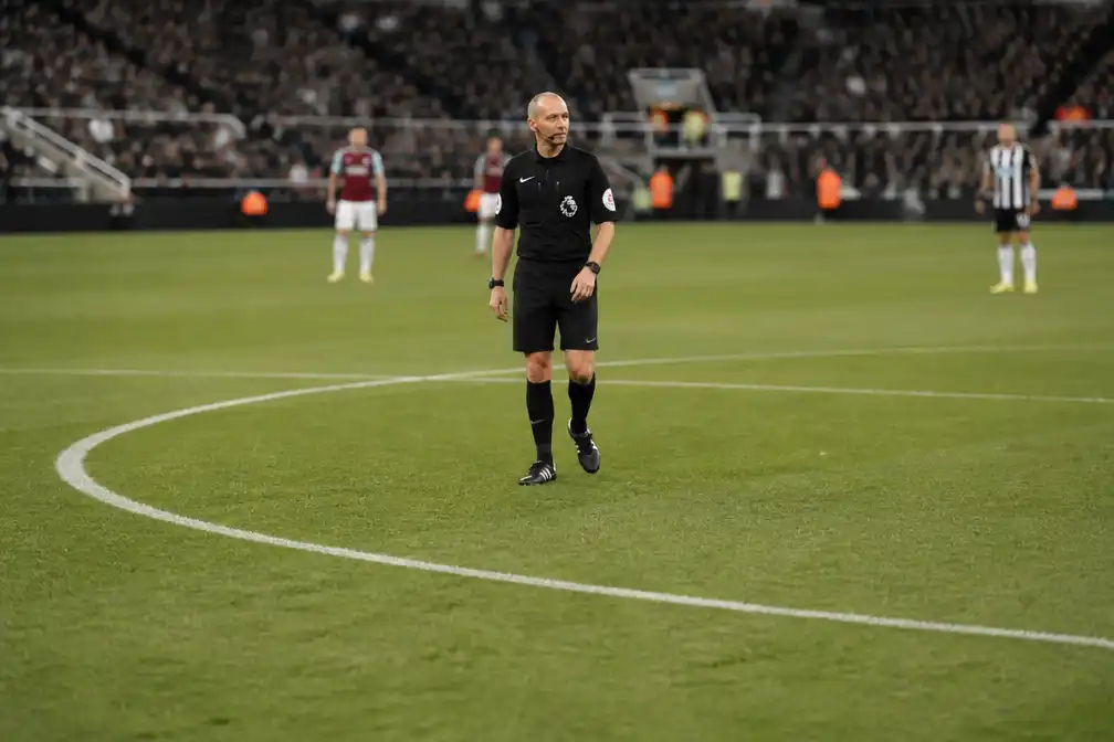 Mike Dean: ik speelde stiekeme spelletjes tijdens het fluiten voor de lol