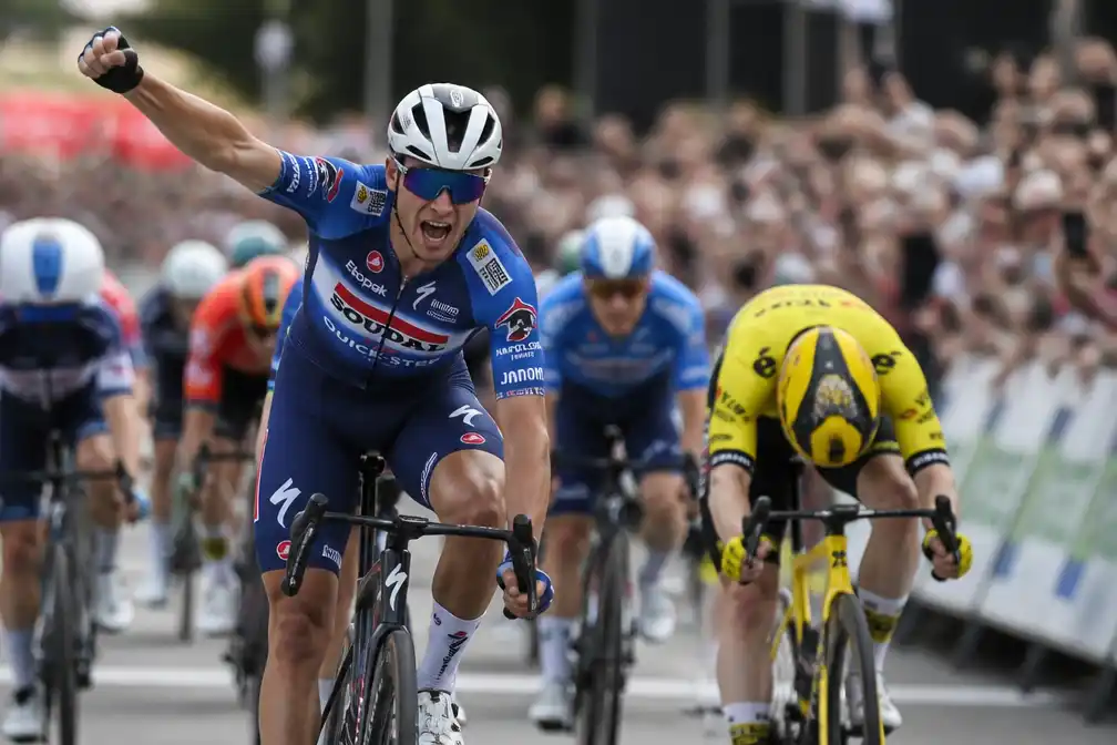 Tim Merlier klopt Olav Kooij en wint tweede etappe Tour of Britain