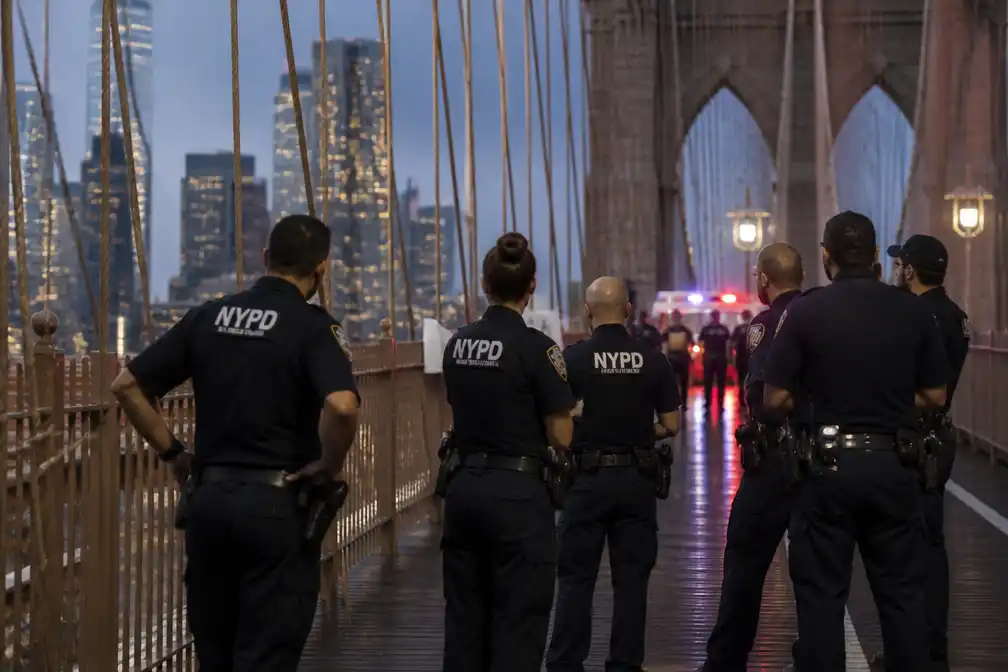 NYPD doodt mesdragende man op Brooklyn Bridge na beklimming kabels