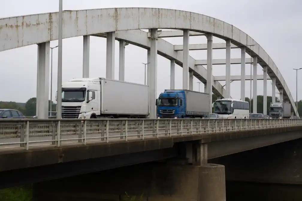 Rijkswaterstaat: nog 500 tot 550 vrachtwagens per werkdag over Merwedebrug