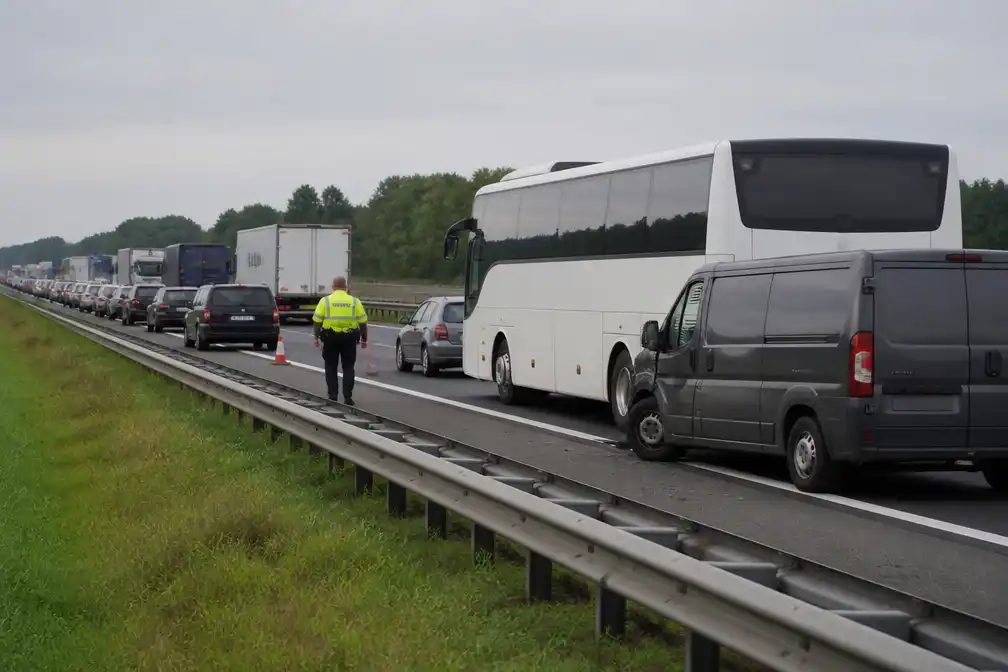 Busje botst met touringcar bij De Wijk: lange file op A28 richting Zwolle