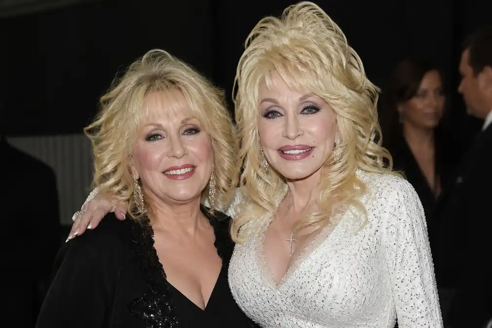 Zus van Dolly Parton hekelt AI-content na overlijden zangeres