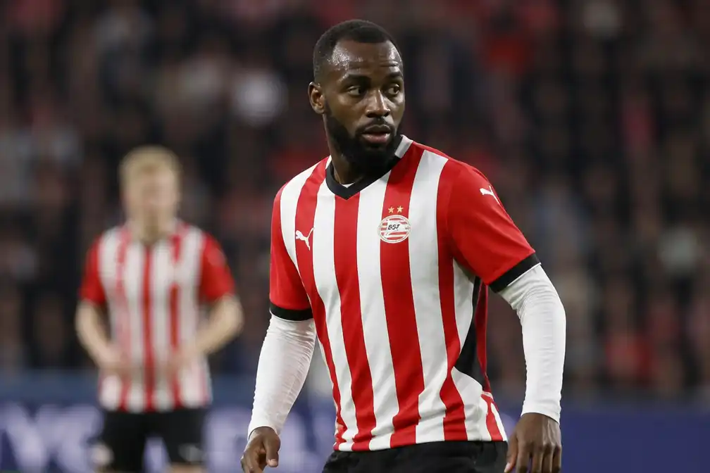 Geertruida voor het eerst in basis PSV bij uitduel met Ajax