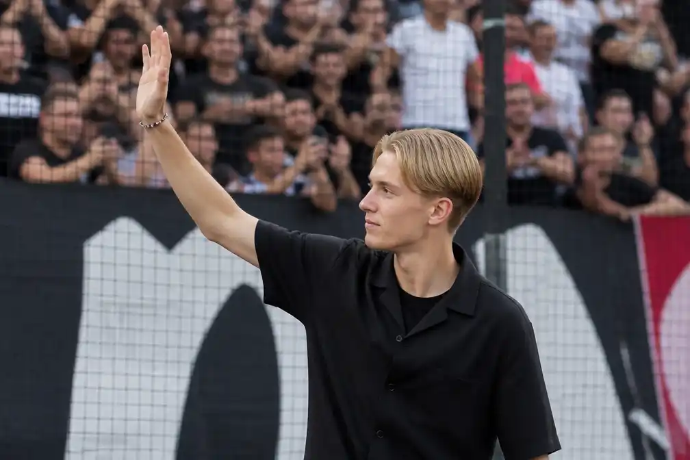 Ajax-supporters nemen afscheid van Godts voor duel met PSV
