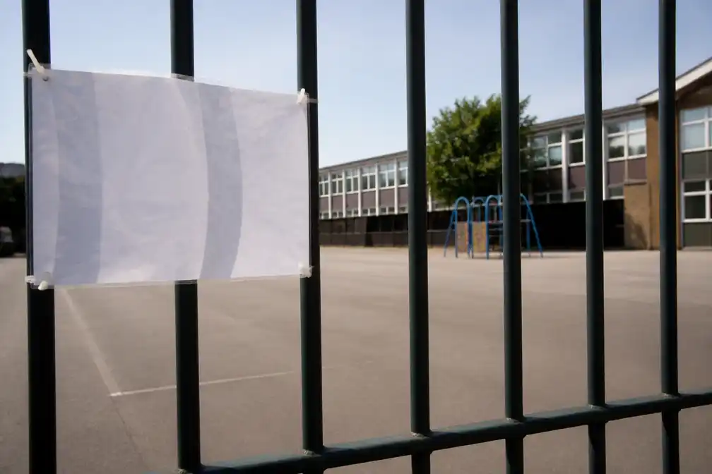 Honderden scholen in VK dicht vanwege hittegolf