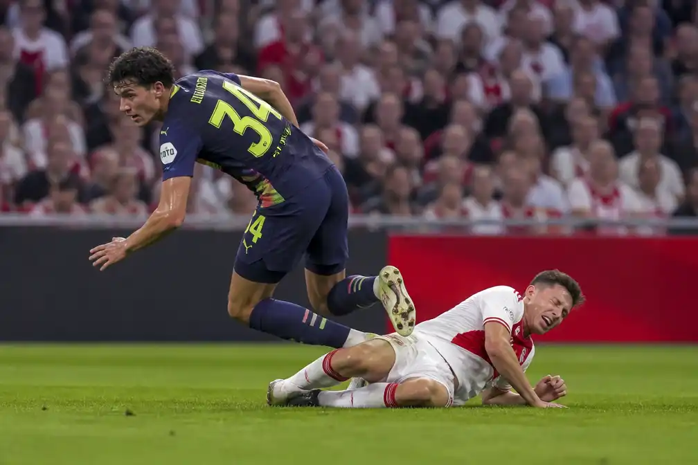 PSV wint bij Ajax met 3-1; Van Bommel biedt excuses aan na botsing