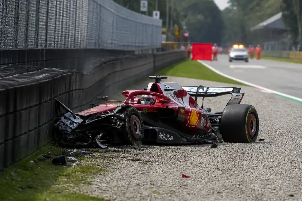 Zware crash Charles Leclerc op Monza zorgt voor rode vlag; Verstappen wint plaatsje