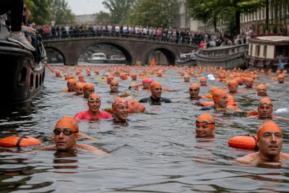 Duizenden zwemmers in Amsterdamse grachten voor ALS-onderzoek
